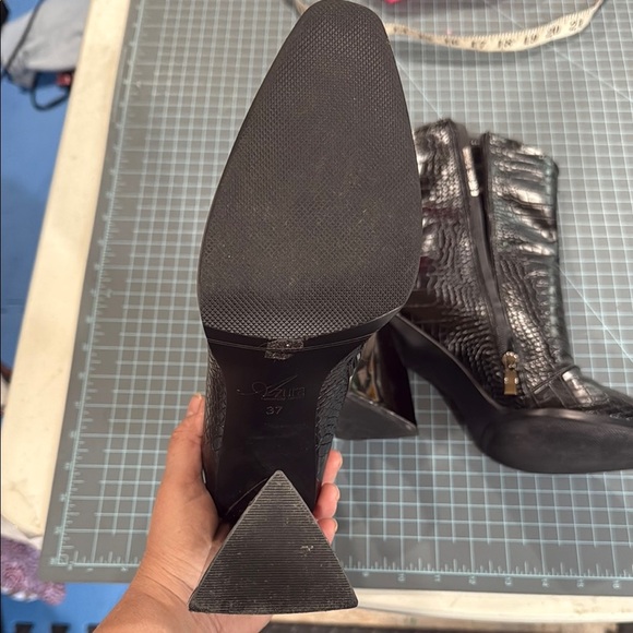 Black Heeled Boots with Croc Texture and Pointed Toe - Picture 6 of 6